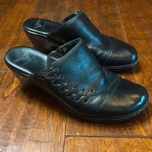 Nurse Mates black leather Pillowtop clogs, sz 6.5